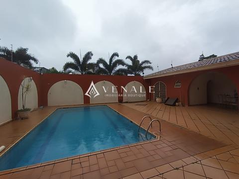 Sobrado à venda em Maringá, Zona 04, com 4 suítes, com 528.68 m²